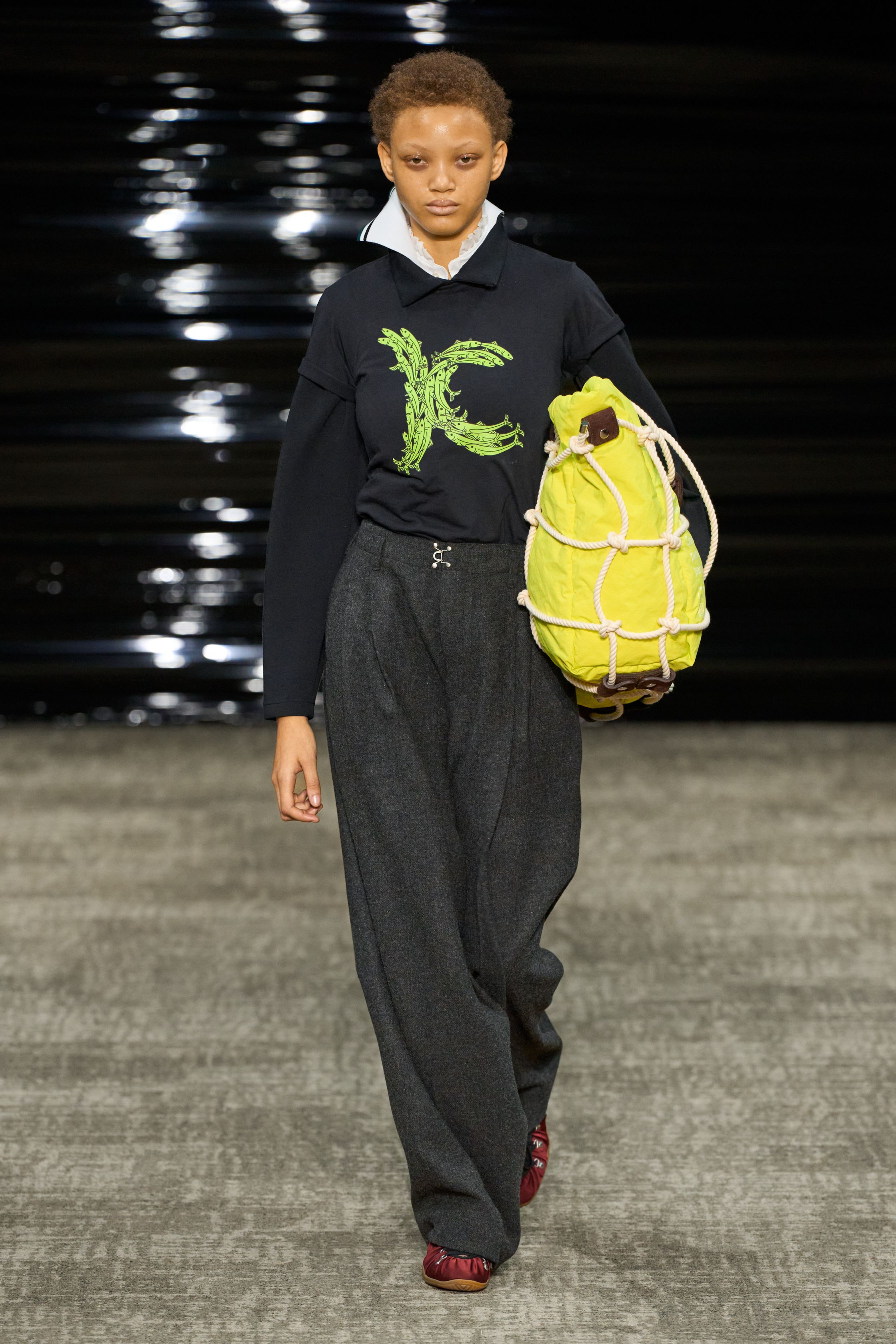 Kolor 26FW 在安静中完成高难度结构表达。层叠、错位、混材质成为视觉主线，运动、正装与工装被精准缝合，却不显拼贴痕迹。色彩克制、比例讲究，服装在行走间展现微妙动态。Kolor 的价值不在“第一眼冲击”，而在长期穿着中逐渐显露的结构智慧，是典型为成熟审美者准备的高完成度男装-顽石频道趋势研究